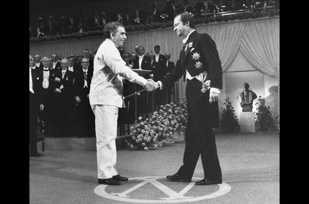 AP - 1982. En octubre la Academia Sueca le concede el Premio Nobel de Literatura. Recibe la noticia en la madrugada del 21 de octubre, en México. Se lo entregan el 10 de diciembre en Estocolmo.