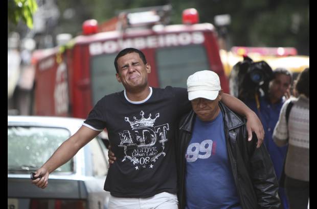 AP - Los bomberos brasileños reiniciaron la búsqueda de víctimas de las lluvias que castigan al Estado de Río de Janeiro desde el lunes pasado.