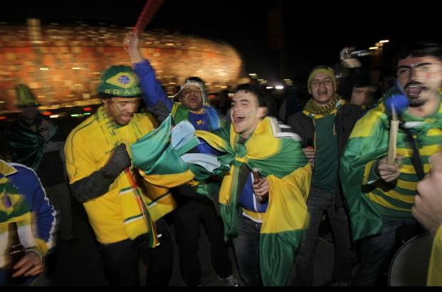 AP - La fiesta de los brasile&#241;os a las afueras del escenario.