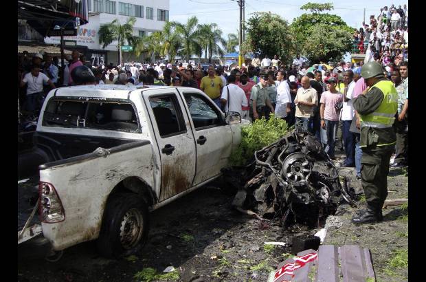 Reuters - La explosi&#243;n destruy&#243; veh&#237;culos de servicio p&#250;blico, los ventanales de varias edificaciones y afect&#243; la estructura de la sede de la alcald&#237;a de Buenaventura.