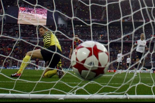 Reuters - Aprovechando el desajuste defensivo de United, Xavi condujo hasta la frontal, Messi arrastró a dos defensas en su diagonal hacia el interior del área y Pedro se quedó solo. El joven delantero español recibió un magistral pase de Xavi y resolvió con un disparo raso pegado al palo izquierdo ante la media salida de Edwin van der Sar.