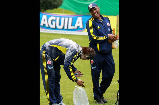 Colprensa-Ra&#250;l Palacios - Al final de su primer entrenamiento en Bogot&#225;, con huevos, harina y caf&#233; sus compa&#241;eros le festejaron los 20 a&#241;os que cumpli&#243; el pasado 12 de julio.