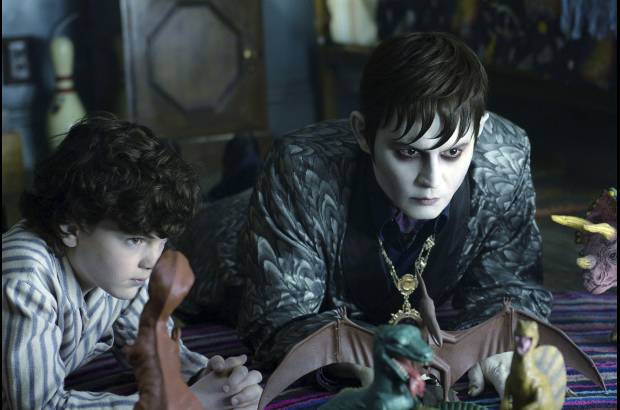 AP - Warner Bros mostr&#243; dos im&#225;genes de la pel&#237;cula Sombras tenebrosas dirigida por Tim Burton y protagonizada por Johnny Depp.
