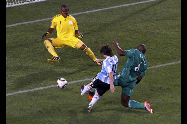 Reuters - Messi estuvo cerca otra vez a los 36, cuando tras una pared con Angel Di María volvió a exigir al arquero rival.