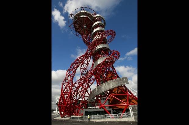 AP - Algunos cr&#237;ticos han calificado al entramado de acero tubular rojo como algo horripilante. Los tabloides brit&#225;nicos la han etiquetado como &quot;el Godzilla del arte p&#250;blico&quot;, o peor.