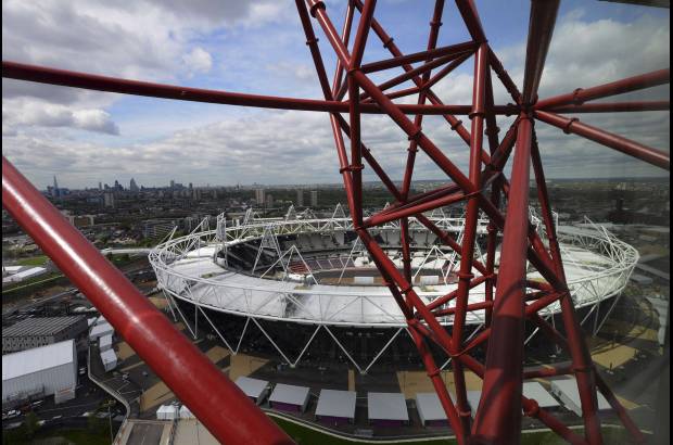 AP - Londres tiene una torre y punto de reuni&#243;n nuevo al quedar completa la construcci&#243;n de la Orbit, una torre escult&#243;rica de acero entrelazado de 115 metros de altura ubicada a un costado del nuevo Estadio Ol&#237;mpico de Londres que proporcionar&#225; a los visitantes vistas panor&#225;micas sobre la ciudad.