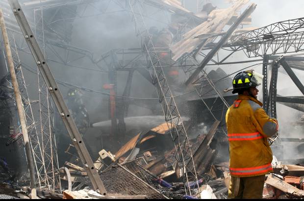 Foto Jaime P&#233;rez - La conflagraci&#243;n se registr&#243; a las 12 del medio d&#237;a y fue necesario evacuar los talleres cercanos.