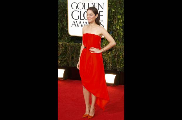 Reuters - Marion Cotillard escogió un Dior palabra de honor adornado por un cinturón metálico, un detalle que recordaba bastante al de Lawrence. Era un vestido con un largo asimétrico que comenzaba por encima de la rodilla y llegaba hasta media pierna.