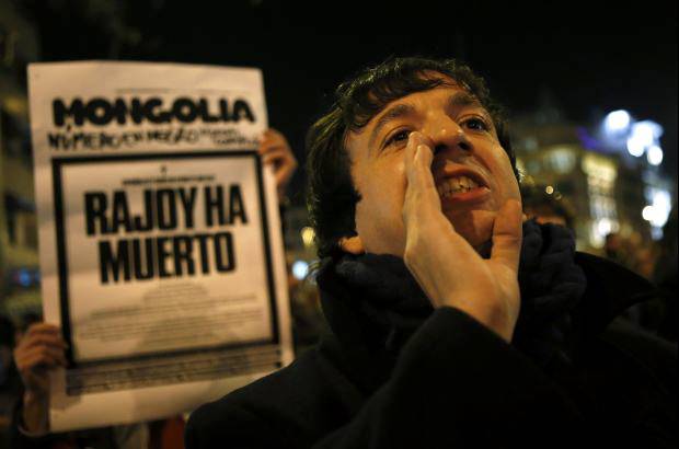 Reuters - Miles de españoles se tomaron las calles para protestar por el escándalo de corrupción que salpica al Partido Popular, incluido el actual presidente Mariano Rajoy.