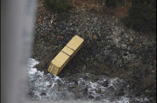 Reuters - Algunos contenedores de los ca&#237;dos al mar ya han sido recuperados.