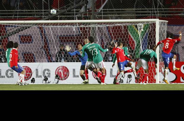 Reuters - La selección chilena tuvo paciencia para remontar el gol que logró México en su único disparo a puerta de la primera parte. Acá el testazo de Vidal para el segundo gol de Chile