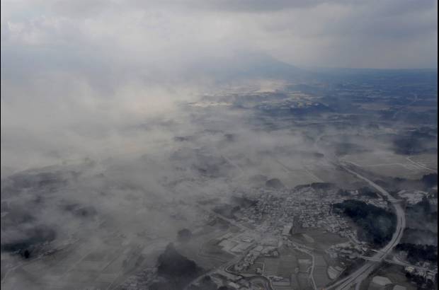 Reuters - La Agencia Meteorol&#243;gica calcula que el material volc&#225;nico podr&#237;a alcanzar un radio entre dos y tres kil&#243;metros alrededor del cr&#225;ter.