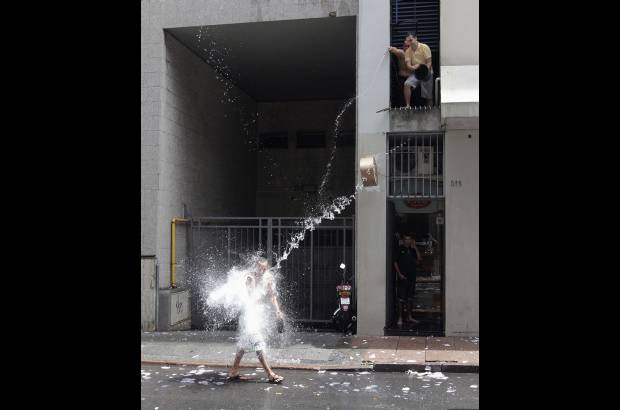 Reuters - Con agua celebraron el año nuevo en Uruguay.