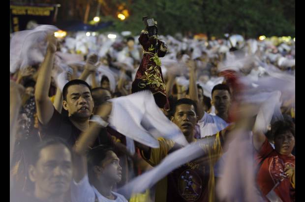 AP - Varios millones de devotos filipinos arroparon al Nazareno Negro de Quiapo a su paso este lunes por las calles de Manila a pesar de la advertencia gubernamental sobre el riesgo de una eventual acci&#243;n terrorista durante la multitudinaria procesi&#243;n.