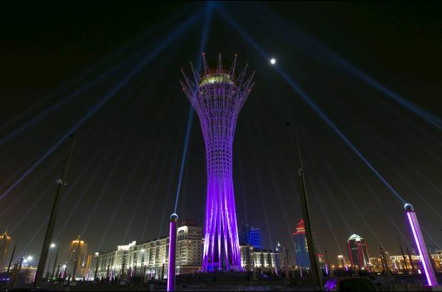 Reuters - Esta imagen es en Astana, Kazajstán. La luna se posa encima del monumento Baiterek, de 97 metros de altura y que se ilumina durante un espectáculo de luces.