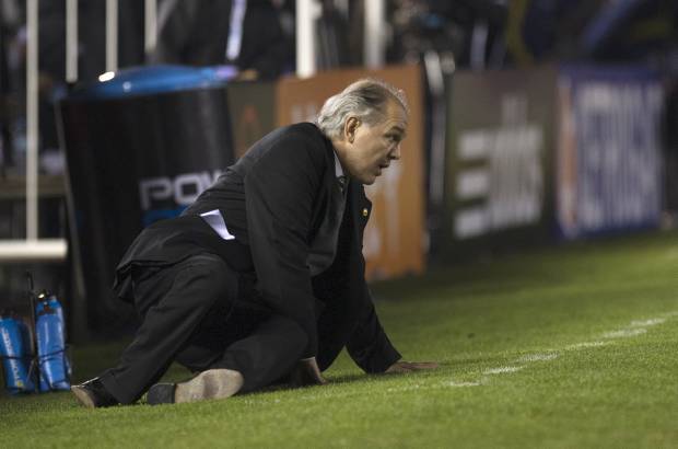 AP - El técnico de Argentina, Alejandro Sabella, tuvo una caída en pleno partido. Nada grave, todo producto de la tensión que se vivió en el juego.