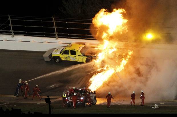 Reuters - El piloto colombiano Juan Pablo Montoya perdi&#243; el control de su carro en la vuelta 160 de la prueba de las 500 Millas de Daytona de la competici&#243;n Nascar y choc&#243; contra un cami&#243;n de secado de la pista que provoc&#243; un incendio y la paralizaci&#243;n de la carrera.