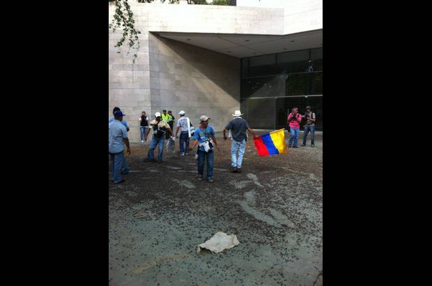 Cortesía - Una caravana de caficultores llegó el martes a Medellín desde el Suroeste, regaron granos de café frente a las instalaciones de la Federación de Cafeteros en El Poblado.