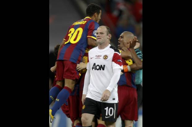 Reuters - El argentino Javier Mascherano, una vez más como defensor central, cumplió un excelente papel en la recuperación y tapó los huecos dejados por las constantes subidas del lateral derecho Dani Alves.