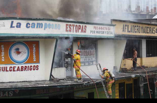 Hern&#225;n Vanegas - Para controlar la emergencia, se sumaron los esfuerzos de los cuatro empleados de la empresa y 20 bomberos, que consiguieron sofocar el incendio en menos de una hora.