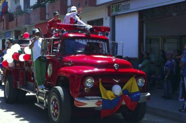 Cortesía David González - El ciclista antioqueño Carlos Betancur llegó a Ciudad Bolívar, su pueblo natal del Suroeste del departamento, donde fue recibido en medio de aplausos y del cariño de la gente.