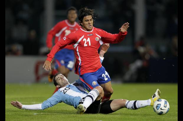 Reuters - Luego de empatar los dos primeros partidos cumpliendo paup&#233;rrimas presentaciones, Batista movi&#243; la estanter&#237;a e hizo entrar a Ag&#252;ero, Di Mar&#237;a, Fernando Gago y Gonzalo Higua&#237;n. Los cambios en el frente de ataque dieron resultado, ayudados en parte por la debilidad de un rival invitado a &#250;ltimo momento, que trajo muchos jugadores juveniles.