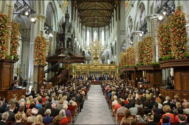 Reuters - Vista general de la ceremonia de coronación en la iglesia Nieuwe Kerk de Amsterdam.