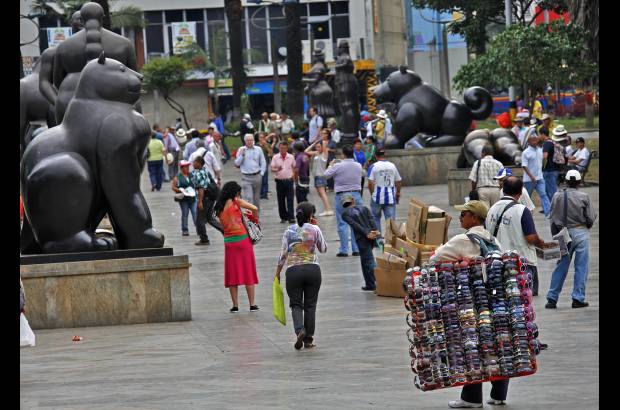 FOTO EL COLOMBIANO - El Parque de las Esculturas se convirti&#243; en referente cultural y tur&#237;stico de Medell&#237;n, y en ejemplo de recuperaci&#243;n social. Las esculturas est&#225;n en a la vista y alcance de todos los visitantes, que suelen tomarse fotos al lado de los &quot;gordos&quot; de Botero.