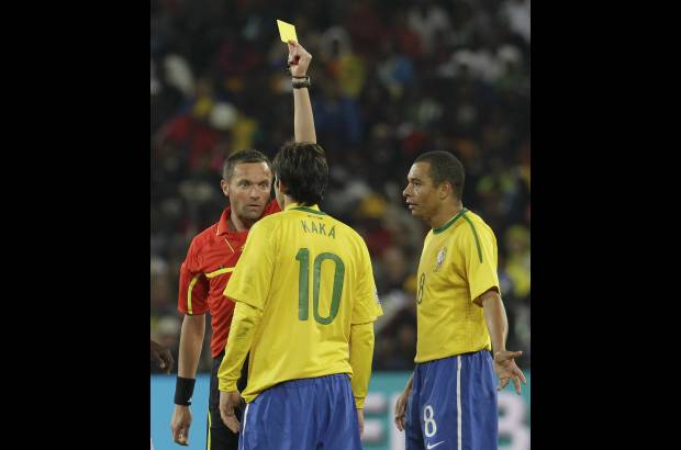 Reuters - Sin embargo, la victoria brasile&#241;a se vio opacada cuando el estelar Kak&#225; sufri&#243; una expulsi&#243;n por una doble amonestaci&#243;n a dos minutos del final del partido.