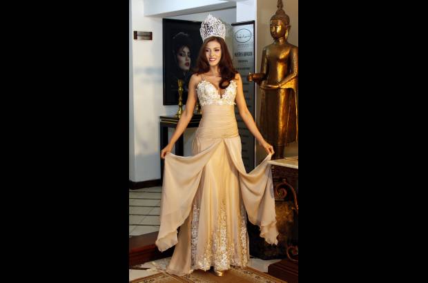 Edwin Bustamante - La falda del traje de gala está rebordada con canutillos, lentejuelas, variedad de perlas y swarovski.