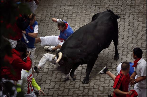 Ap - Las fiestas San Fermín, en las que una multitud corre junto a seis toros bravos por las calles de Pamplona, en España, son uno de los mayores atractivos en esta época del año. Desde 1924, 15 personas han muerto en los encierros que fueron inmortalizados en la novela Fiesta de Hemingway.