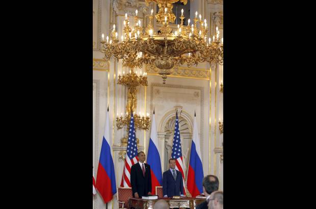 Reuters - En una ceremonia en la Sala Espa&#241;ola del castillo de Praga, los dos mandatarios sellaron con un apret&#243;n de mano la firma del acuerdo, que tambi&#233;n limita a 800 los vectores de lanzamiento de esas cabezas at&#243;micas y que ahora deber&#225; ser ratificado por los parlamentos de los dos pa&#237;ses.