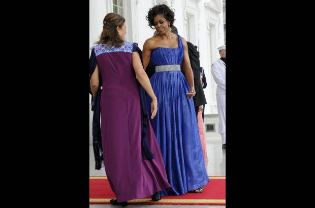 Reuters - La primera dama de E.U., Michele Obama, parece preguntarle a la primera dama de M&#233;xico, Margarita Zavala, qui&#233;n dise&#241;&#243; su traje de gala. Sin duda, para la cena en honor del mandatario mexicano y su esposa, en la Casa Blanca, Michelle acert&#243; de pies a cabeza, mientras que a Margarita le qued&#243; faltando glamour.