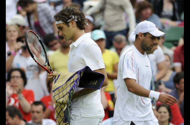 Reuters - El colombiano Alejandro Falla opuso fuerte resistencia al primer favorito en Wimbledon, Roger Federer.