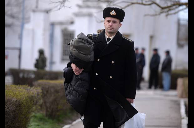 AFP - Un oficial de Ucrania sale de la Base Naval de la sede sur en Novoozerne despu&#233;s de que fuera tomada por las fuerzas rusas.