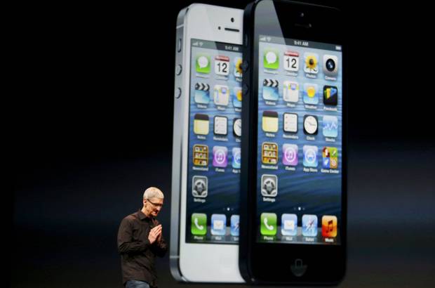 Reuters - El presidente ejecutivo de Apple, Tim Cook, present&#243; su smartphone hecho completamente de vidrio y aluminio, y mostr&#243; la pantalla retina de cuatro pulgadas.