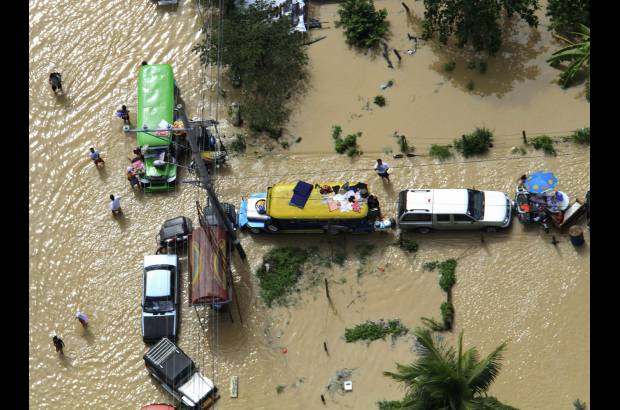 AP - El director del Centro de Prevención de Desastres, Benito Ramos, afirmó que equipos integrados por miembros del Ejército, la Policía y la guarda costera trabajan a destajo en la provincia de Bulacan, cercana a Manila, para rescatar a cientos de víctimas del tifón Nesat.