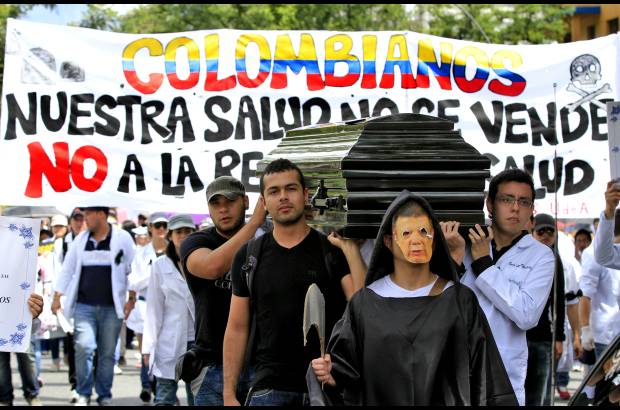 Juan Antonio S&#225;nchez - De forma simb&#243;lica los manifestantes cargaron ataudes con los que representaron la que a su juicio es la muerte del sistema de salud en Colombia.