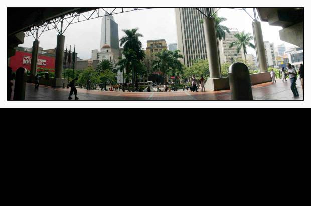 Henry Agudelo - Aspecto de la estación del Parque Berrío. Allí sigue imponente la iglesia de La Candelaria, el antiguo edificio de la Bolsa de Valores y el edificio del Banco Popular, otro de los colosos del centro de la capital antioqueña.