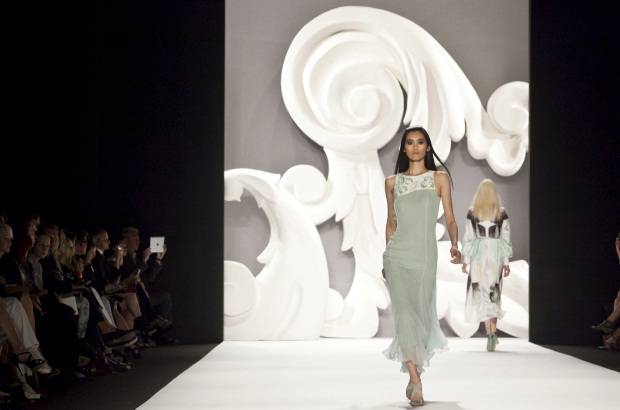 Reuters - La colecci&#243;n tiene que ser fluida, con mucho movimiento, porque para m&#237; la moda es arte en movimiento, afirm&#243; la modista.