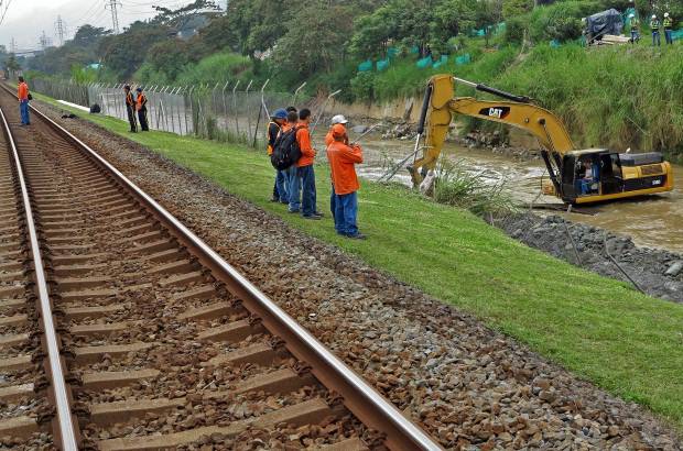 Fotos: Henry Agudelo - Una comisi&#243;n est&#225; evaluando el terreno cercano al r&#237;o Medell&#237;n, entre las estaciones Ayur&#225; y Envigado donde se present&#243; una falla.