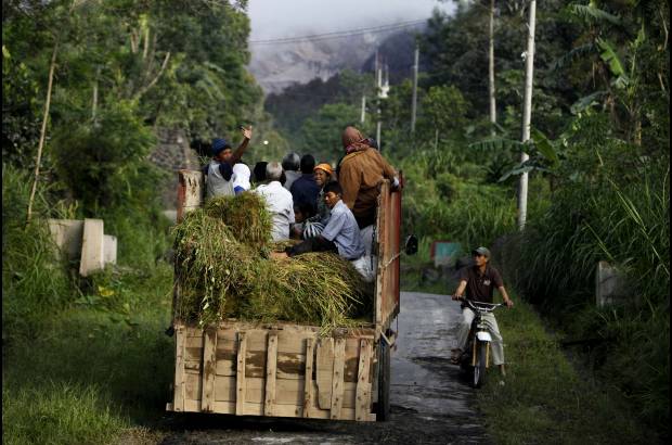 Reuters - La Agencia Nacional de Mitigaci&#243;n de Desastres dijo que 38 personas han muerto y 69.533 evacuadas desde que el Monte Merapi entr&#243; en erupci&#243;n el 26 de octubre.