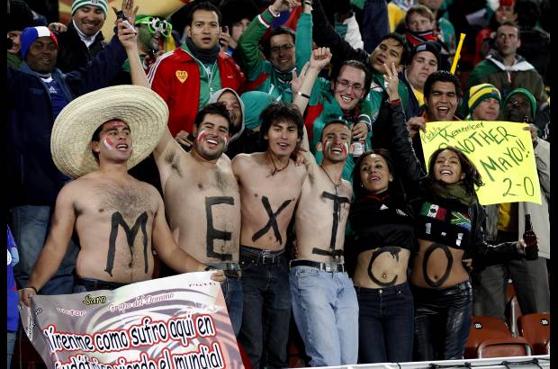 AP - Una amplia mayoría de hinchas mexicanos y en una noche con un frío muy cercano a los cero grados.