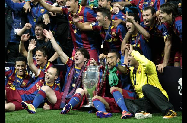 AP - Mención aparte para van der Sar, que en el último partido de su carrera desentonó en varias ocasiones, incluyendo en ese gol de Pedro en el que se quedó inmóvil observando la pelota.