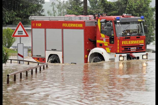 AP - Un carro de bomberos va por una zona inundada cerca de Saara, el centro de Alemania.