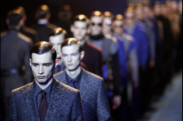 AP - El hombre del pr&#243;ximo oto&#241;o-invierno para Versace podr&#225; lucir jers&#233;is que se prolonguen m&#225;s all&#225; de su cintura, as&#237; como largas gabardinas y blazers, sin olvidar los trajes de chaqueta oscuros.