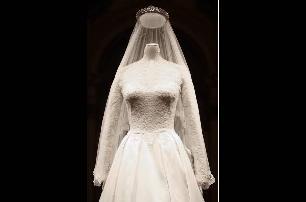 AP - El traje creado por Sarah Burton para el enlace de Catalina con el pr&#237;ncipe Guillermo de Inglaterra se exhibir&#225;, por primera vez, desde ma&#241;ana en los salones de la residencia real, junto a los pendientes, una reproducci&#243;n en pl&#225;stico del ramo de flores, los zapatos que calz&#243; la sonriente duquesa de Cambridge y el pastel de boda original.