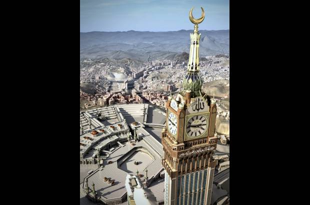 AP - El reloj, que tiene un diámetro de unos cuarenta metros y se encuentra a una altura de la tierra de otros 400, puede verse desde cualquier punto de La Meca y hasta a una distancia de unos 25 kilómetros.