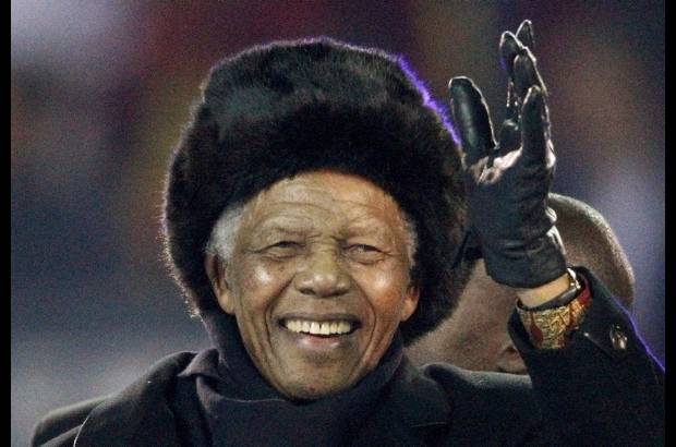 Reuters - Mandela, el primer presidente negro de Sud&#225;frica y Premio Nobel de la Paz, finalmente acudi&#243; al Soccer City para dar por finalizado oficialmente el Mundial de 2010, aunque los asistentes solo pudieron disfrutar de su presencia unos minutos debido al delicado estado de salud del icono sudafricano.