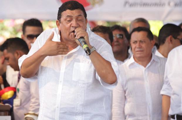 FOTO ALEX HEREIRA - Enviado especial Valledupar - Uno de sus amigos y colegas, Poncho Zuleta, dedic&#243; unas palabras al fallecido cantautor y a su familia, antes de cantar para Diomedes.